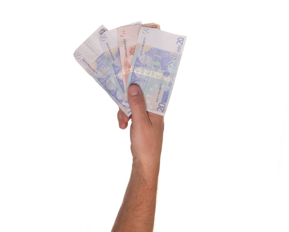 Hohe Gehälter und gemischte Reaktionen: rbb-Mitarbeiter verdienen bis zu 9.194 Euro. Sozialer Unmut auf Social Media.