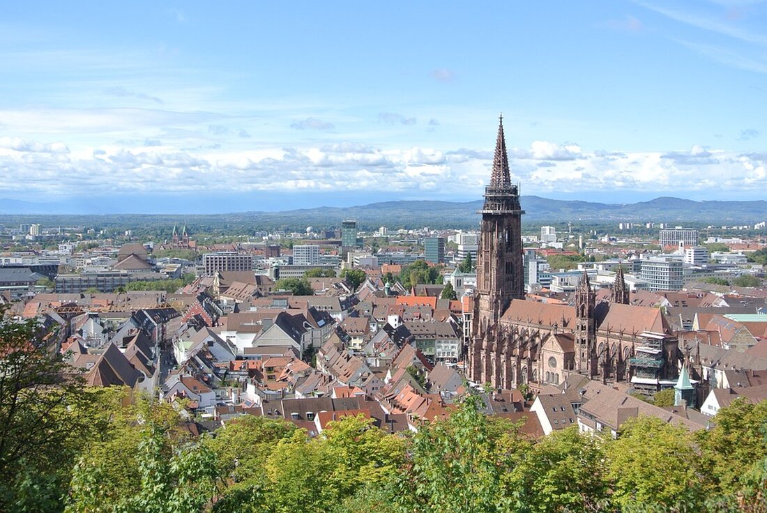 Erfahren Sie mehr über die Auszeichnung des Nachhaltigkeitspreises „Zukunftserbe“, der an das Solarcamp Freiburg und den Verein Klimamitbestimmung e.V. verliehen wird. Diese Initiativen fördern innovative Ansätze für Klimaschutz und soziale Gerechtigkeit. Lesen Sie, wie die Preisträger durch Bildung und Bürger*innenbeteiligung nachhaltige Lösungen für eine bessere Zukunft schaffen.