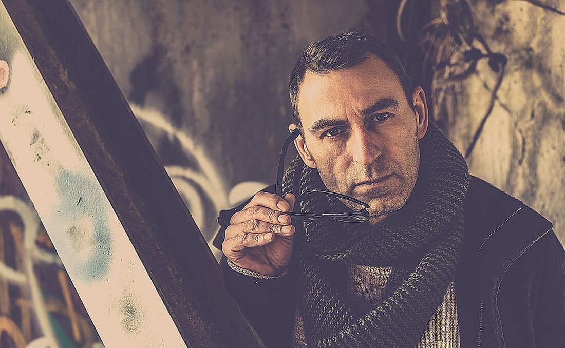 Entdecken Sie die spannende Geschichte von Arno Funke, alias "Dagobert", in der neuen RTL+ Serie "Ich bin Dagobert", die ab dem 2. Oktober startet. Erleben Sie einen der spektakulärsten Erpressungsfälle der deutschen Kriminalgeschichte, bevölkert von schillernden Charakteren und einer packenden Mischung aus Spannung und Humor. Tauchen Sie ein in die 90er Jahre und erfahren Sie mehr über den Mann hinter dem Verbrecher und seine außergewöhnlichen Geldübergaben.