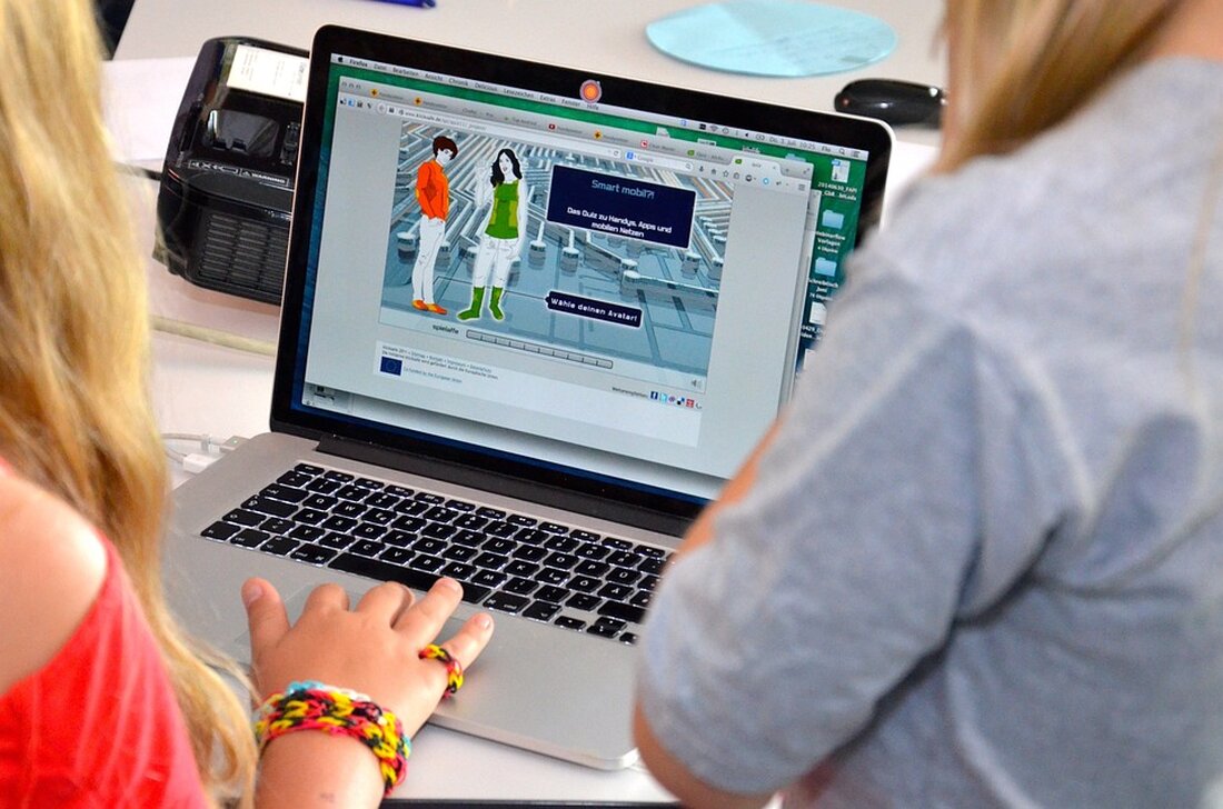 Entdecken Sie, wie das Faktencheck-Team der dpa mit den "Think Twice" Toolkits Schulen unterstützt, um junge Menschen für den kompetenten Umgang mit sozialen Medien zu sensibilisieren. Diese kostenlosen Materialien bieten Lehrkräfte die Möglichkeit, Medienkompetenz zu fördern und Falschinformationen entgegenzuwirken. Erfahren Sie mehr über die verfügbaren Ressourcen und kommende Workshops.