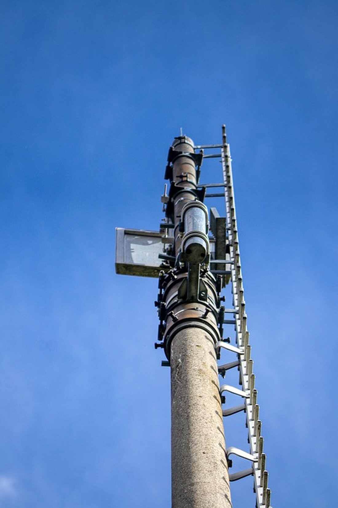 Erfahren Sie, wie die Deutsche Telekom die Mobilfunkversorgung im Vogtlandkreis verbessert hat! Durch die Erweiterung von 5G-Standorten in Neuensalz und Neumark wird die Abdeckung erhöht und die Bandbreite erleichtert. Bis 2026 sind weitere Standorte geplant. Informieren Sie sich über die neuen Entwicklungen in der Mobilfunkinfrastruktur und deren Vorteile für die Region.