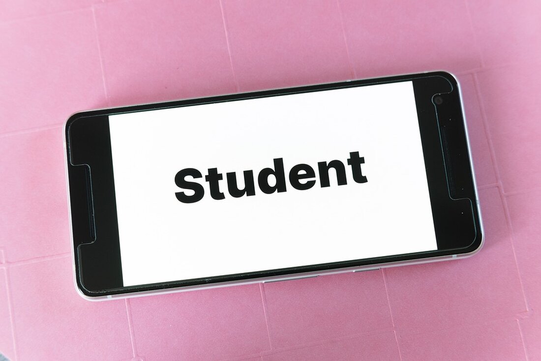 „Der Paritätische Gesamtverband warnt vor der Verarmung von Studierenden in Deutschland. Aktuelle Statistiken zeigen, dass viele weniger als 867 Euro monatlich zur Verfügung haben. Der Verband fordert eine Reform des BAföG und Unterstützung bei Wohnkosten. Erfahren Sie, wie die steigenden Mietpreise und unzureichende finanzielle Hilfen Studierende belasten.“