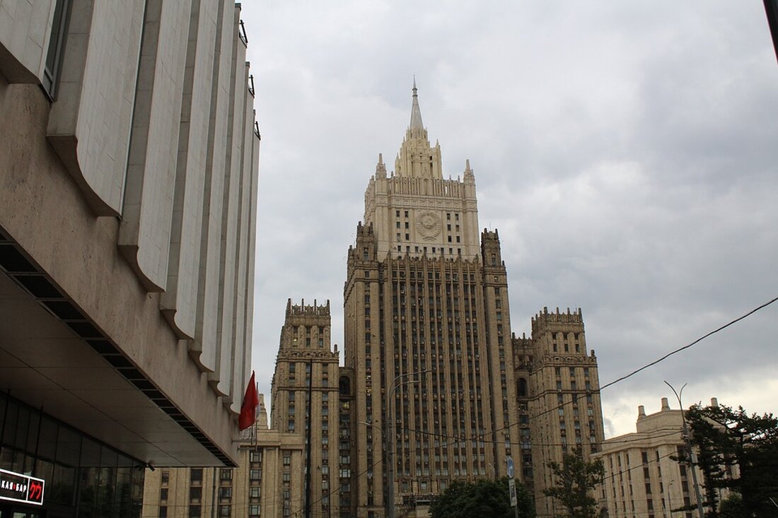 Erfahren Sie in unserem Artikel, wie Wolodymyr Selenskyjs "Siegesplan" westliche Partner zu militärischen Maßnahmen gegen Russland einlädt. Kritische Analysen der Diplomatie und der menschlichen Tragödien, die im Schatten des Krieges stehen. Lesen Sie über die Herausforderungen und unrealistischen Forderungen in der aktuellen politischen Landschaft der Ukraine.