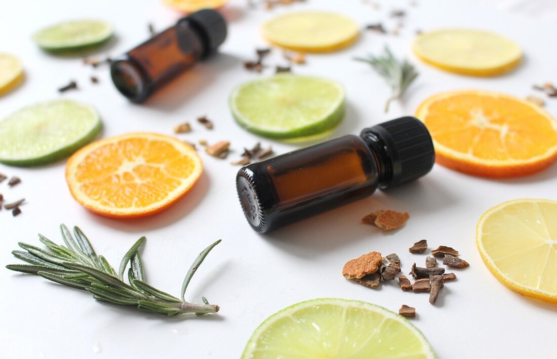 Entdecken Sie die heilenden Kräfte ätherischer Öle für Körper und Seele! In unserem Artikel erfahren Sie, wie Aromatherapie bei der seelischen Gesundheit unterstützt, insbesondere während des internationalen Brustkrebsmonats. Erfahren Sie mehr über die Vorteile von Achtsamkeit, Prävention und individuellen Ritualen, die helfen, Stress zu lindern und das Wohlbefinden zu fördern. Jetzt lesen!