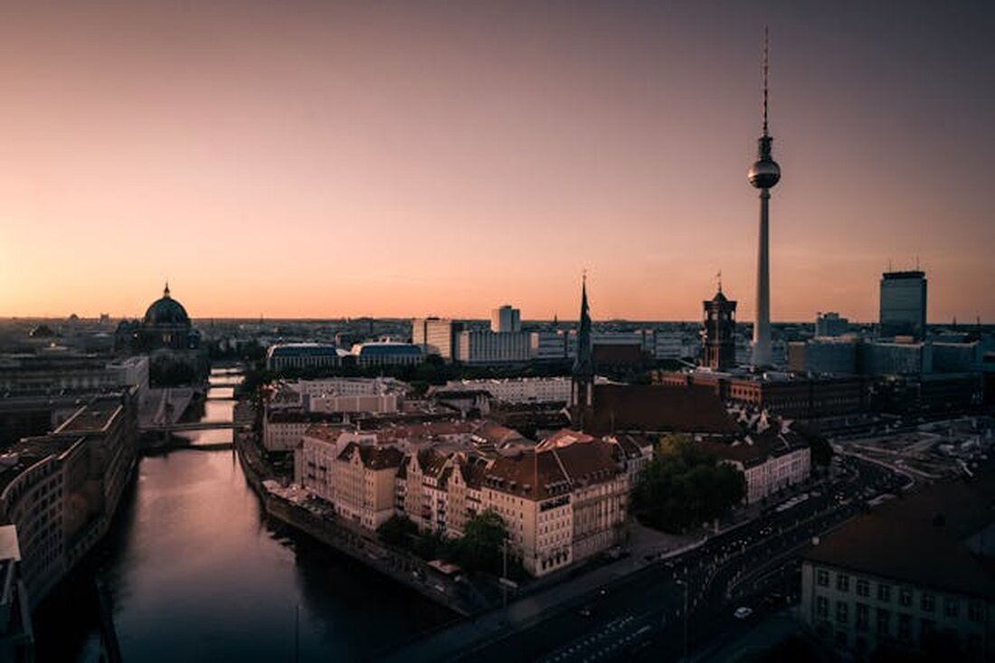 Berlin im Sonnenschein ist ein wahres Paradies für all jene, die das urbane Leben mit erholsamen Momenten verbinden möchten. Die Stadt bietet zahlreiche Plätze, die zum Entspannen und Genießen einladen. Ob man inmitten der Natur in einem der vielen Parks verweilt, an den Ufern der Spree eine kühle Brise genießt oder die Stadt von oben betrachtet – in Berlin gibt es für jeden Geschmack den passenden Ort. Dieser Artikel stellt die besten Plätze vor, an denen man sonnige Tage in der Hauptstadt optimal auskosten kann. Diese Berlin Tipps helfen dabei, die Vielfalt der Stadt im Sommer voll auszuschöpfen. Parks und &hellip;