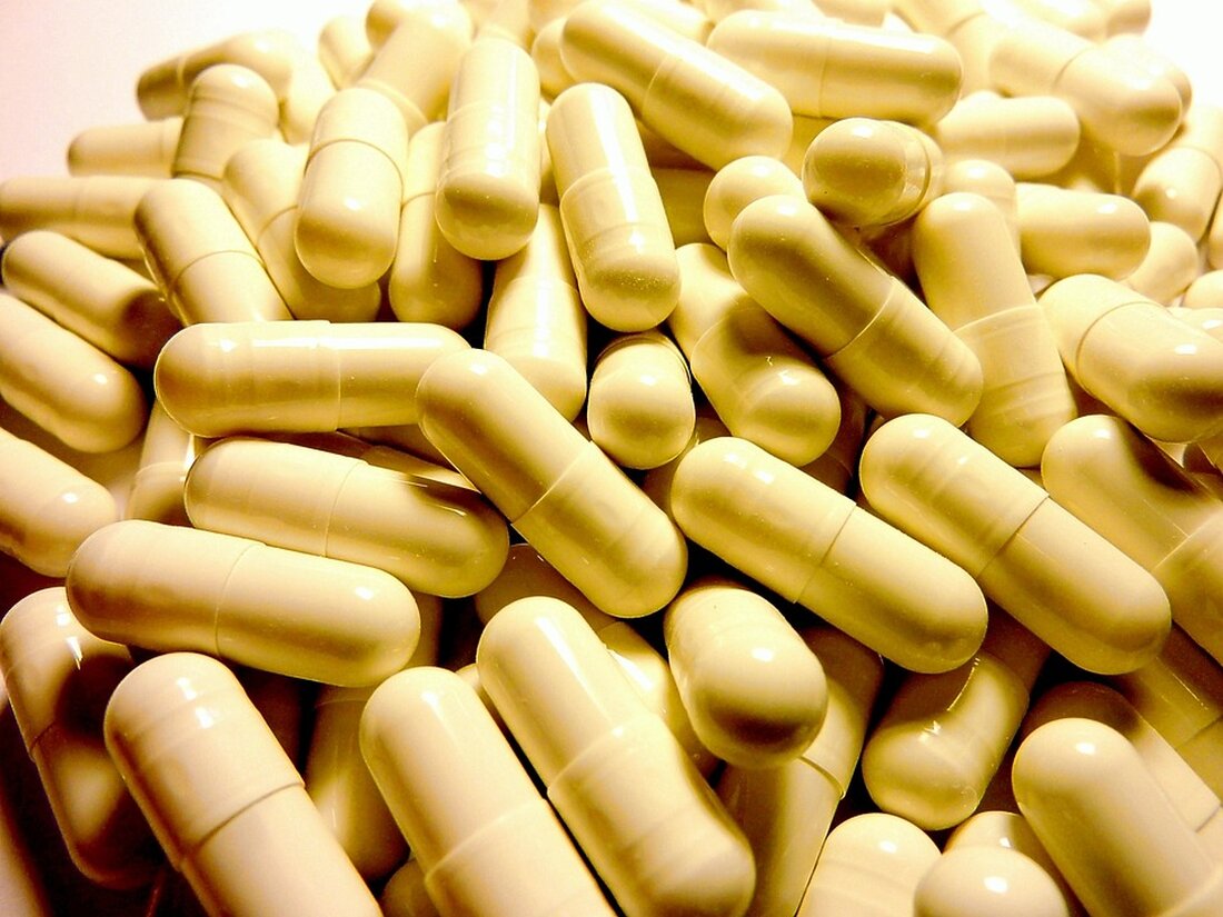 Der Landesverband Baden-Württemberg von Pharma Deutschland fördert Innovation und Wettbewerbsfähigkeit in der pharmazeutischen Industrie im Südwesten Deutschlands. Der Verband setzt sich für die Interessen der Unternehmen vor Ort ein und möchte die Rahmenbedingungen in den Bereichen Forschung, Entwicklung und Produktion verbessern. Die enge Zusammenarbeit mit renommierten Forschungseinrichtungen und Universitäten sowie die vielfältige Versorgungs- und Forschungslandschaft im Gesundheitswesen machen Baden-Württemberg zu einem bedeutenden Pharmastandort. Der neue Landesverband optimiert diese Vernetzung und stärkt die Zusammenarbeit zwischen der Landesregierung und den Pharmaunternehmen. Der Artikel informiert über die Gründung des Landesverbandes und seine Ziele.