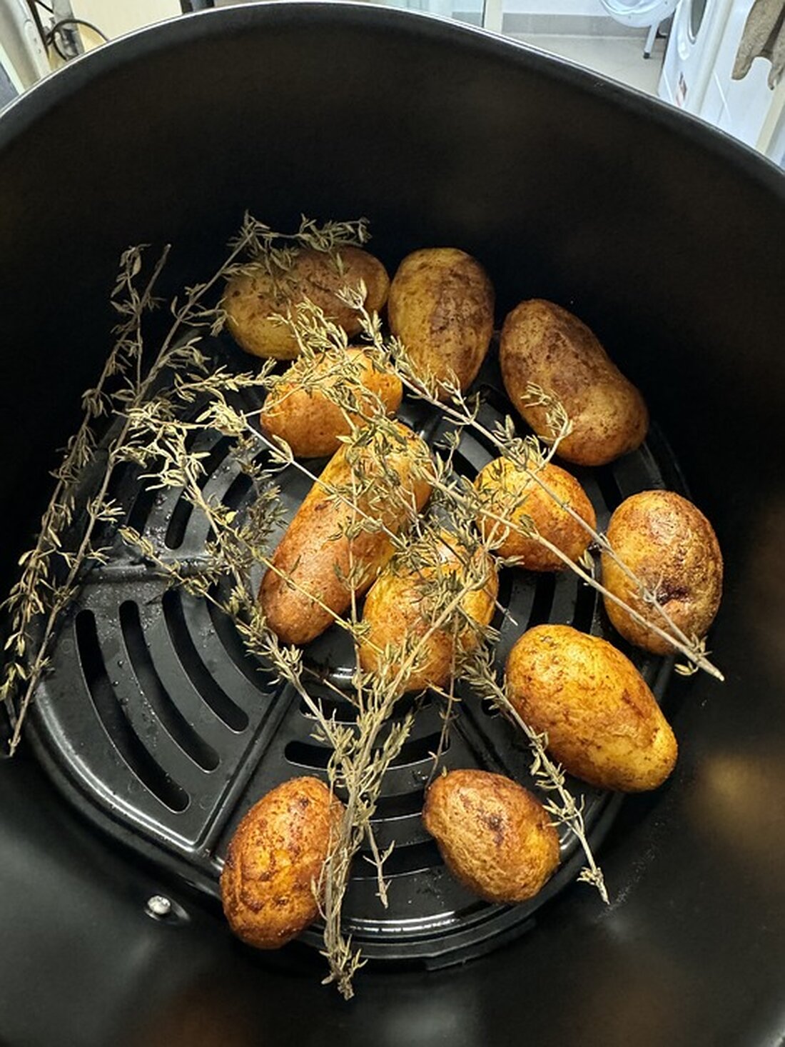 Entdecken Sie die Vorteile von Heißluftfritteusen: energiesparendes Kochen mit wenig Fett und knusprigen Ergebnissen! Erfahren Sie, worauf Sie beim Kauf achten sollten, einschließlich wichtiger Sicherheitsfunktionen und Reinigungstipps. Der TÜV-Verband gibt wertvolle Hinweise für eine sichere und gesunde Nutzung. Ideal für gesundheitsbewusste Verbraucher!