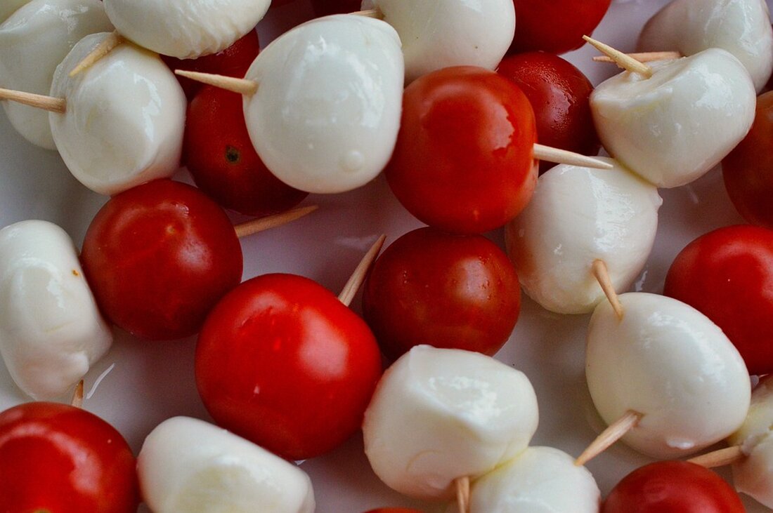Erfahren Sie, wie Sie eine Blasenentzündung effektiv behandeln und vorbeugen können. Apothekerin Dr. Meike Criswell erläutert rezeptfreie Arzneimittel, die helfen können, und gibt wertvolle Tipps zur Linderung der Symptome. Informieren Sie sich über pflanzliche Arzneimittel, die richtige Flüssigkeitszufuhr und hilfreiche Maßnahmen zur Selbstbehandlung.