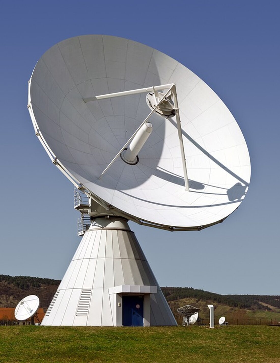 Die Telekom verbessert die Mobilfunkversorgung im Saale-Orla-Kreis durch den Ausbau eines LTE-Standorts in Geroda. Die Erhöhung der Mobilfunkabdeckung und Bandbreite sorgt für besseren Empfang in der Region, entlang der A9 sowie der Bahnstrecke Thüringen-Ost. Bis 2026 sind weitere Ausbaupläne mit 23 neuen Standorten und LTE- sowie 5G-Erweiterungen in Planung. Erfahren Sie mehr über den Mobilfunkausbau und die Verfügbarkeit in Ihrer Nähe!