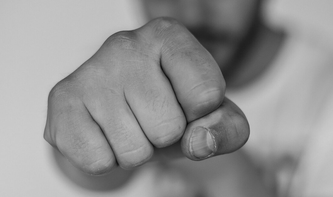 In diesem Artikel wird die Bedeutung der Genfer Flüchtlingskonvention und der europäischen Menschenrechtsgarantien beleuchtet. Angesichts der aktuellen politischen Rhetorik in Deutschland, die auf Grenzschließungen und die Aushöhlung dieser Rechte abzielt, wird die rechtliche Verantwortung der EU und die Rolle nationaler Gesetze kritisch hinterfragt. Erfahren Sie mehr über die Auswirkungen dieser Entwicklungen auf die Rechtsstaatlichkeit und die europäische Gemeinschaft.