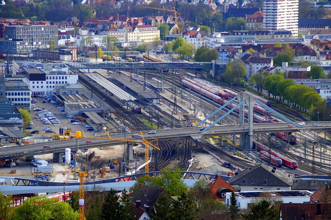 Die Bundesvereinigung der Deutschen Ernährungsindustrie (BVE) hat ihre Jahreszahlen für 2023 veröffentlicht. Trotz wirtschaftlicher Unsicherheit zeigte die Branche Stabilität und Anpassungsfähigkeit. Erfahren Sie mehr über die wirtschaftliche Entwicklung, die Bedeutung der Ernährungsindustrie und zukünftige Perspektiven. Laden Sie auch den Jahresbericht und die Statistikbroschüre der BVE herunter. Die deutsche Ernährungsindustrie ist ein unverzichtbarer Pfeiler der deutschen Wirtschaft und wird von knapp 6.000 Betrieben mit einem jährlichen Umsatz von 232,6 Milliarden Euro getragen.