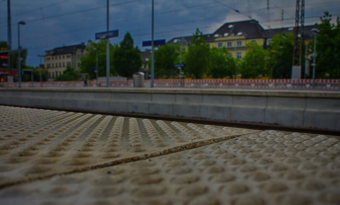 In unserem Artikel beleuchten wir die aktuellen politischen Reaktionen auf die Bluttat von Solingen und die geplanten Sozialkürzungen für Asylbewerber. Wir diskutieren die Auswirkungen dieser Entscheidungen auf die gesellschaftliche Stimmung und die Legitimation rechter Strömungen in Deutschland. Lesen Sie, warum der Umgang mit Geflüchteten zur politischen Taktik geworden ist und welche Rolle die etablierten Parteien dabei spielen.