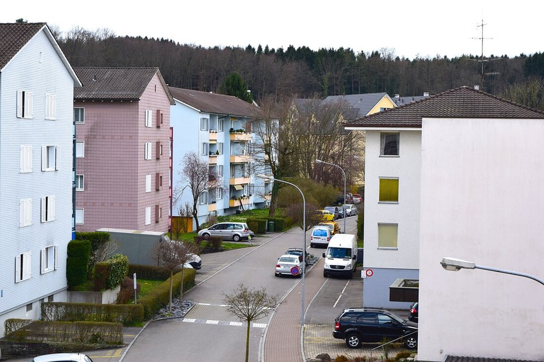 Instone Real Estate feiert Richtfest für das Wohnquartier "Fuchsgärten" in Nürnberg-Boxdorf. Das Projekt umfasst acht Mehrfamilienhäuser mit insgesamt 105 Eigentumswohnungen und 13 Stadthäusern. Die Fertigstellung ist für das 2. Quartal 2025 geplant. Entdecken Sie nachhaltigen Wohnraum im BEG-Effizienzhaus-Standard 55 EE in grüner Umgebung im Nordwesten Nürnbergs.