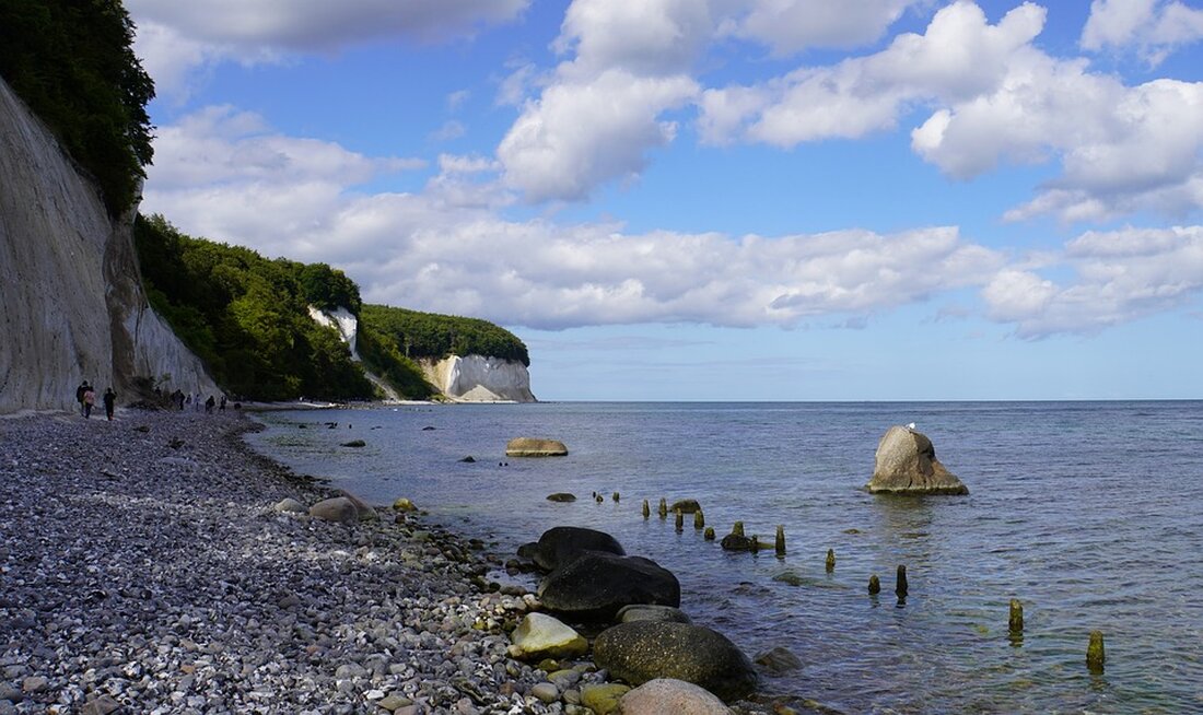 Das LNG-Terminal in Mukran auf Rügen geht mit Verspätung in den Regelbetrieb. Die Buchungen für das Terminal fehlen noch, da die Gas-Speicher voll sind. Die Umwelthilfe fordert die Rückabwicklung des Projekts. Erfahren Sie mehr darüber in unserem Artikel.