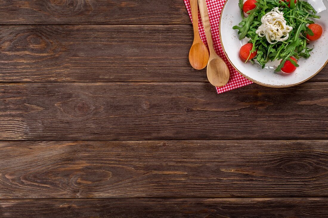 "Erfahren Sie in unserem Artikel, warum die Fitness-Marke More Nutrition mit irreführenden Gesundheitsversprechen in der Kritik steht. Das Landgericht Itzehoe hat entschieden, dass das Unternehmen gegen die europäische Health-Claims-Verordnung verstößt. Lesen Sie, wie Verbraucherorganisation foodwatch auf die problematischen Werbeaussagen reagiert und welche Konsequenzen dies für das Unternehmen haben könnte."