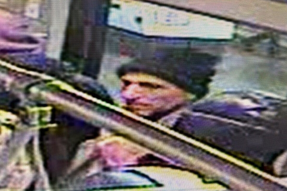 Polizei Berlin sucht Hinweise zu sexueller Belästigung eines Mädchens in der U-Bahn am 22. November 2024. Helfen Sie bei der Identifizierung!