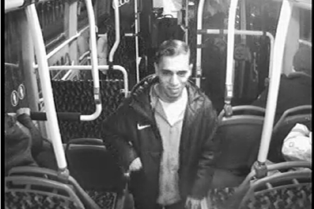 Die Polizei Berlin sucht nach Zeugen eines Übergriffs im Bus M32, bei dem ein Mann mit Reizstoff verletzt wurde. Hinweise erbeten!