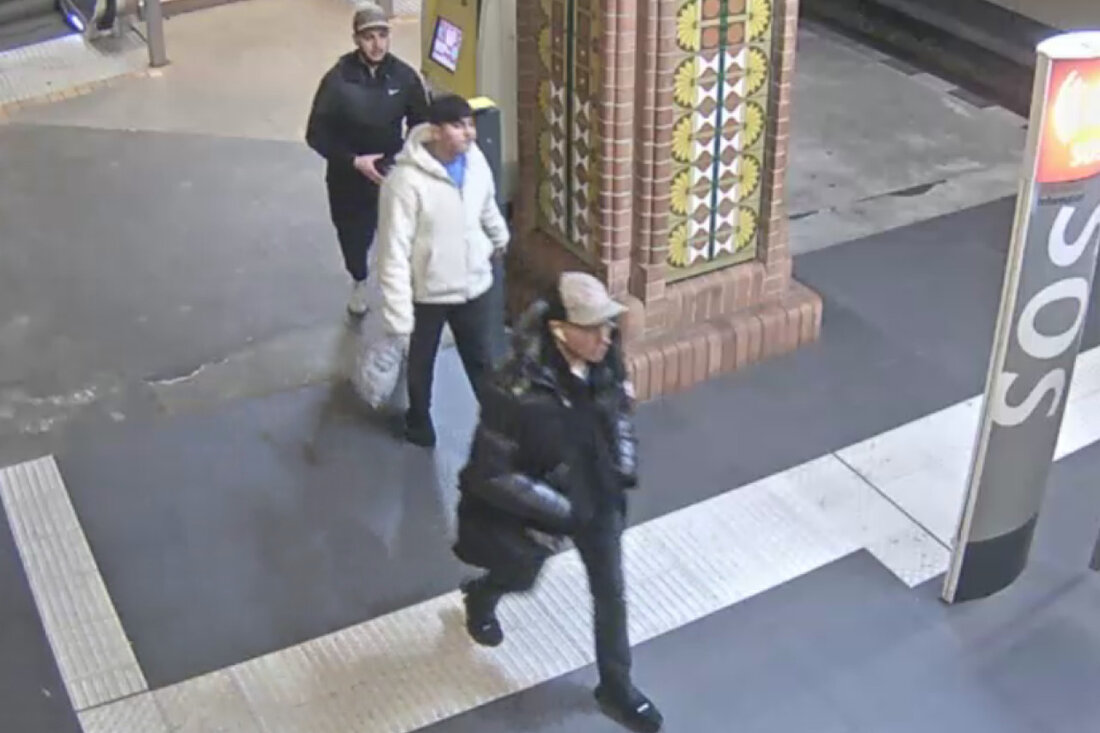Polizei Berlin sucht nach drei Verdächtigen eines Raubüberfalls auf einen Jugendlichen in Reinickendorf am 22. Dezember 2024. Hinweise notwendig.