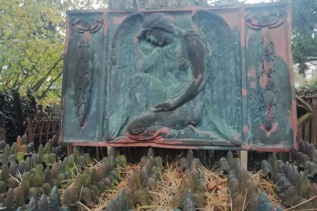 Zwei gestohlene Bronzeplastiken wurden heute zurück an den Friedhof der Luisengemeinde in Berlin übergeben, nachdem sie sichergestellt wurden.