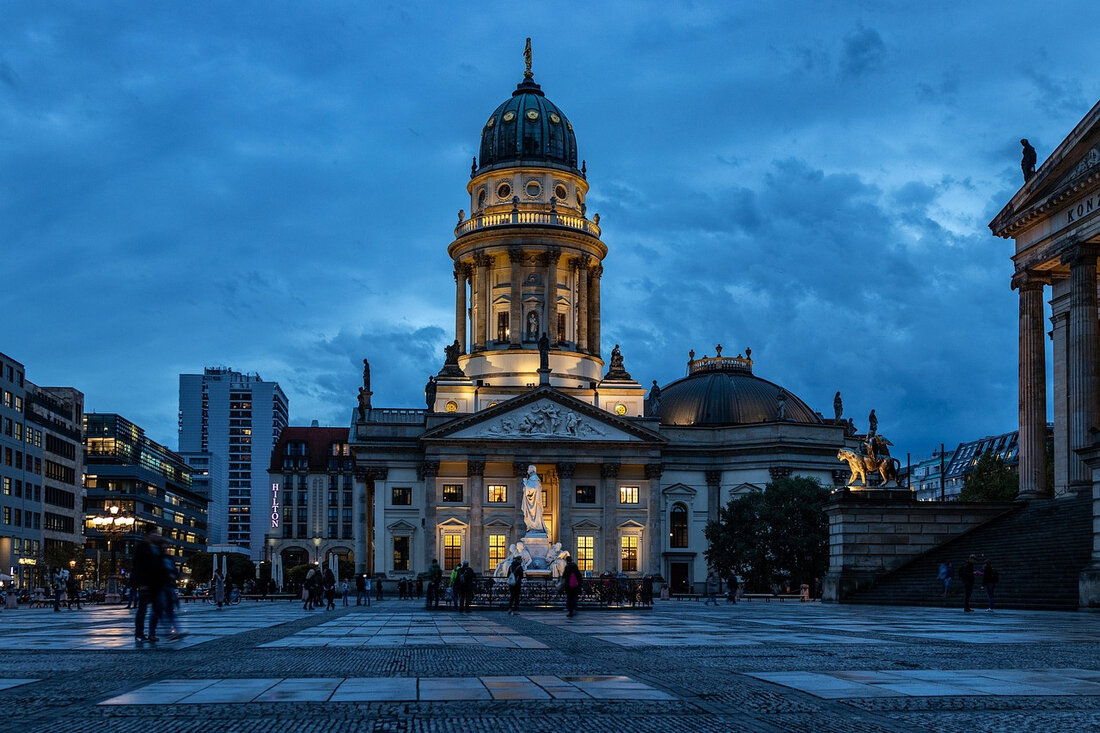 Im Berliner Sommerbad am Columbiadamm kam es am vergangenen Wochenende zu einer Massenschlägerei, bei der mehrere Personen verletzt wurden. Der Vorfall beg