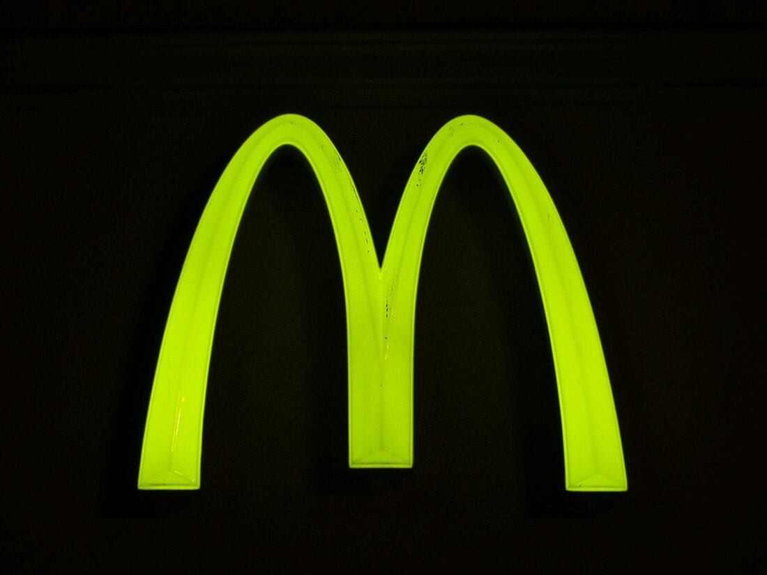 Die Deutsche Umwelthilfe hat erfolgreich McDonald's dazu verpflichtet, die Mehrwegangebotspflicht für Speisen und Getränke einzuhalten. Trotz bestehendem Mehrwegsystem wurden bei Testbesuchen Verstöße festgestellt. Die DUH fordert umfassende Maßnahmen zur Reduzierung von Einwegverpackungen und kritisiert das Unternehmen für unzureichende Lösungen. Erfahren Sie mehr über die aktuellen Entwicklungen und die Auswirkungen auf Umwelt und Verbraucher.