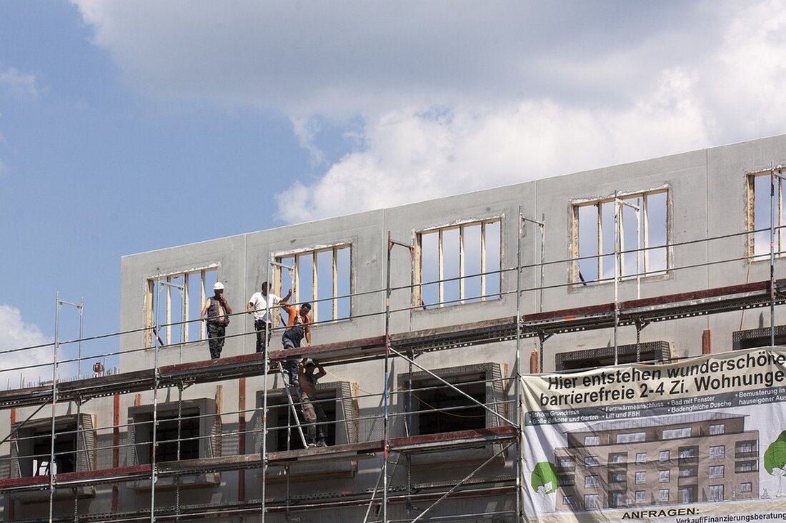 Die Auftragseingänge im deutschen Wohnungsbau sind im Mai 2024 um 5 Prozent gegenüber dem Vorjahr gesunken. Dies hat negative Auswirkungen auf Mieter und Hausbauer. Die Politik könnte die Krise beenden, indem sie energetische Vorgaben reduziert, attraktivere Förderungen bietet und die Zinsstütze erhöht. Bauvorschriften könnten gelockert werden, um Bauvorhaben kostengünstiger zu gestalten. Im Tiefbau gibt es hingegen positive Entwicklungen im Bereich Verkehrs- und Energieinfrastruktur. (Anzahl der Wörter: 103, Optimale Länge: 120-158 Zeichen)