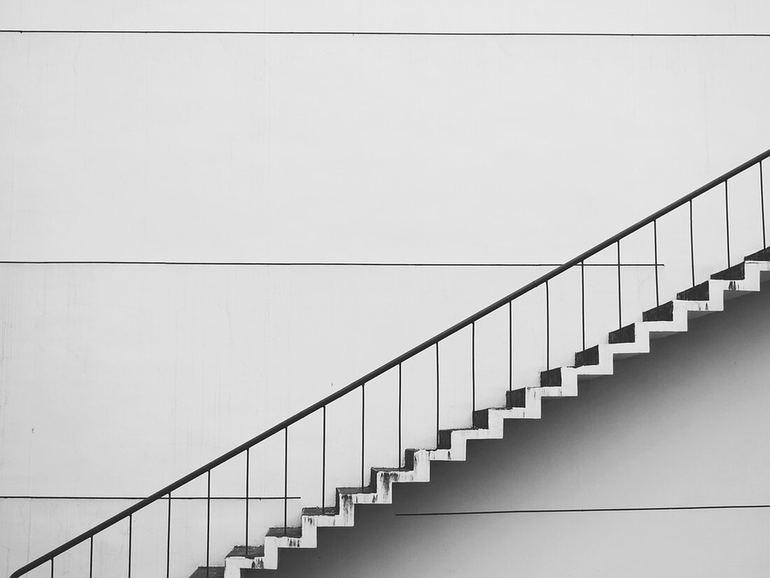 Erfahren Sie im ImmoScout24 WohnBarometer Q2 2024, dass die Kaufnachfrage auf dem Immobilienmarkt in den Metropolen einen neuen Höchststand seit 2017 erreicht hat. Die Preise für Bestandswohnungen stabilisieren sich und liegen größtenteils auf Vorjahresniveau. Neubauwohnungen verzeichnen eine moderate Preiskorrektur im zweiten Quartal. Einfamilienhäuser zeigen eine positive Preisentwicklung und das Angebot nimmt wieder zu. Lesen Sie, wie der Immobilienmarkt weiterhin Fahrt aufnimmt und die Preise sich entwickeln.