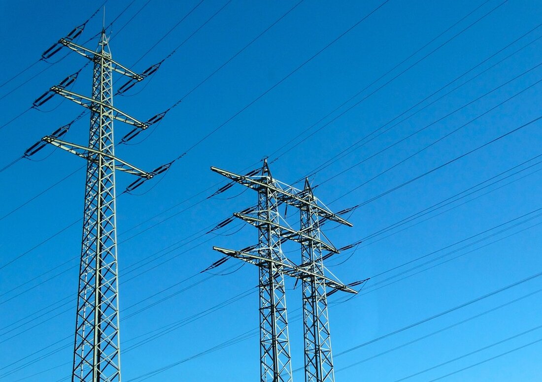 Der Artikel beschäftigt sich mit dem Scheitern des Kaufs des Tennet-Stromnetzes aufgrund von Haushaltsproblemen des Bundes und der Notwendigkeit einer Reform des Strommarktdesigns und des EEG. Der Bundesverband Erneuerbare Energie fordert kluge und investitionsorientierte Entscheidungen, um Deutschland zukunftsfest zu machen. Eine Reform könnte Einsparungen bringen, die Energiepreise senken und den Ausbau der Erneuerbaren Energien vorantreiben. Eine mengenbasierte Absicherung des EEG und der Ausbau flexibler Verbraucher und Erzeuger sind ebenfalls erforderlich. Kontakt: Bundesverband Erneuerbare Energie e.V., Adrian Röhrig, EUREF-Campus 16, 10829 Berlin, presse@bee-ev.de, Tel: 030 2758170-16 & 0151 17123011, Fax: 030 2758170-20.