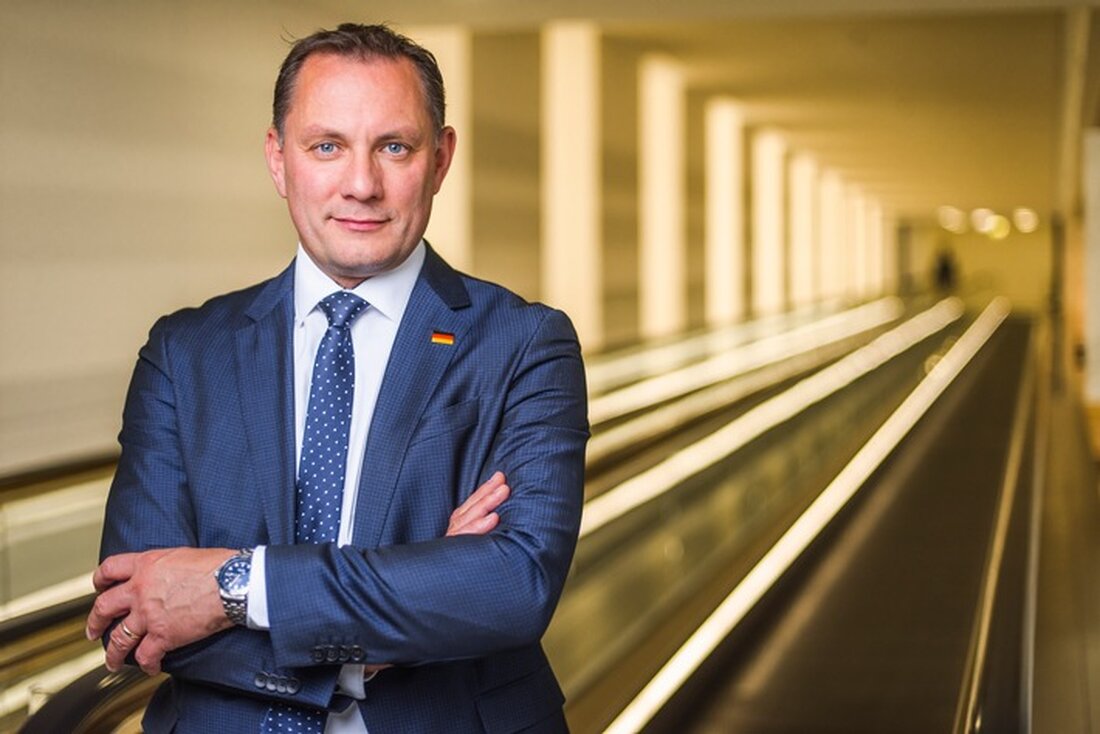 "Erfahren Sie in unserem aktuellen Artikel, warum Tino Chrupalla, AfD-Bundessprecher, den neuen 'Deutschlandfonds' von Wirtschaftsminister Robert Habeck als Etikettenschwindel bezeichnet. Chrupalla kritisiert die Verwendung von Steuergeldern zur Förderung von Unternehmen und Infrastruktur und argumentiert für eine andere Wirtschaftspolitik im Sinne der Bürger. Lesen Sie mehr über seine Ansichten zu den Auswirkungen auf den Verkehrssektor und die Energiewende."