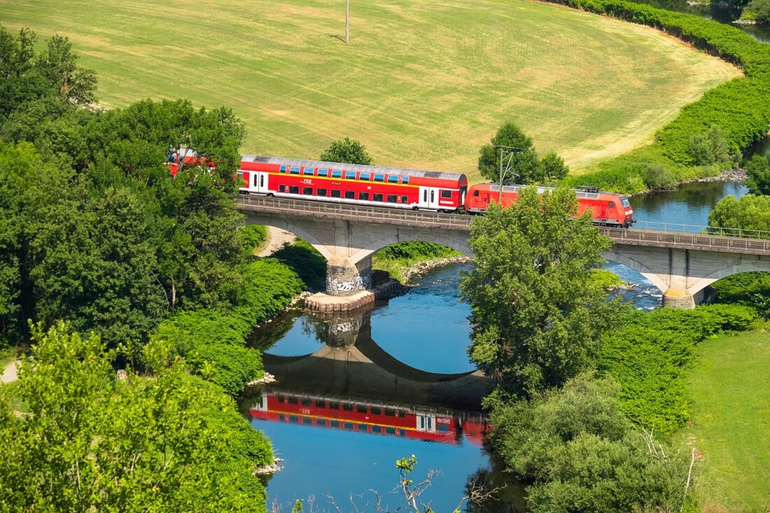 Meta-Beschreibung: "Der TÜV-Report Omnibus 2024 zeigt alarmierende Mängelquoten bei Reise- und Linienbussen in Deutschland: 13,8% der Fahrzeuge fallen bei der Hauptuntersuchung durch. Häufigste Probleme sind Ölverluste und Beleuchtungsmängel. Die Zunahme von Busunfällen und die Forderung nach einer strikteren Anschnallpflicht verdeutlichen den Handlungsbedarf in der Verkehrssicherheit. Erfahren Sie mehr über die Herausforderungen und notwendigen Maßnahmen zur Verbesserung der Sicherheit und Elektrifizierung der Busflotten."