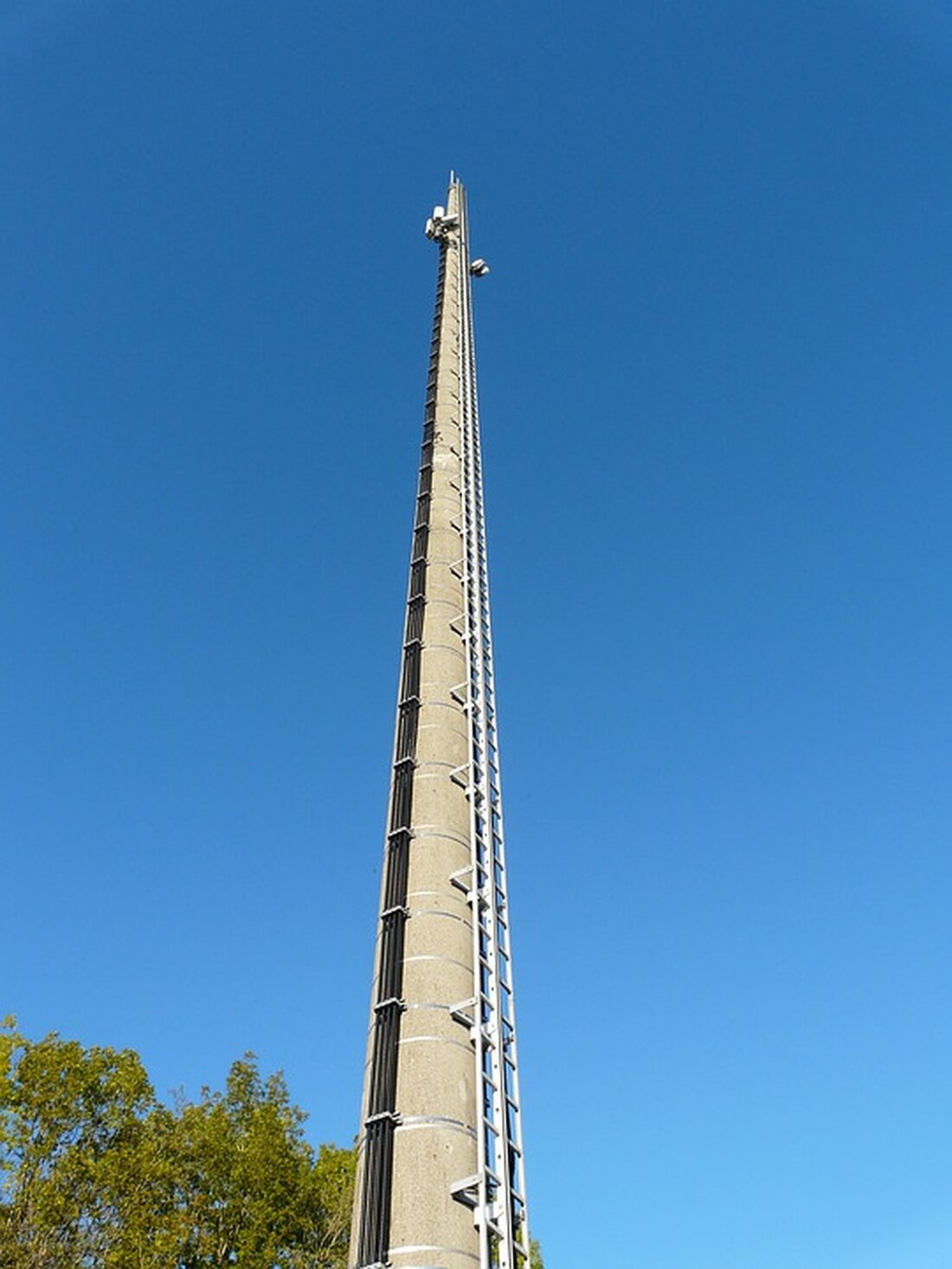 Optimierte Meta-Beschreibung:
"Die Deutsche Telekom hat die Mobilfunkversorgung im Landkreis Börde erheblich verbessert. Durch den Ausbau von LTE und 5G erhöht sich die Netzabdeckung und Bandbreite in den Kommunen Eilsleben und Niederndodeleben, was auch den Empfang in Gebäuden optimiert. Erfahren Sie mehr über die aktuellen Entwicklungen und zukünftige Pläne zur Mobilfunkinfrastruktur."