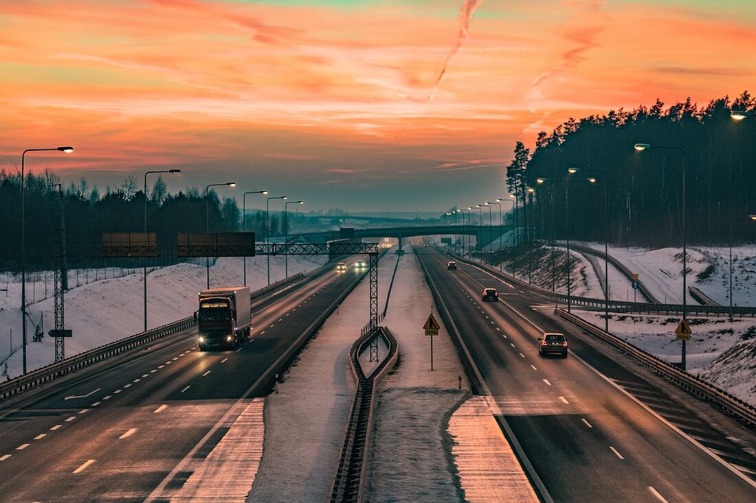 Autofahrer aufgepasst: Mit dem Ferienbeginn in zahlreichen Bundesländern nimmt der Reiseverkehr auf den Autobahnen Fahrt auf. Informieren Sie sich über die größten Staugefahren und planen Sie alternative Routen, um dem Verkehrschaos zu entgehen. Zudem erwarten Berlin und München am Wochenende große Besucherandränge auf den Straßen. Auch im Ausland sind Verzögerungen und Staus zu erwarten. Nutzen Sie die ruhigeren Wochentage für Ihre Reise.