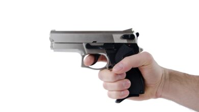 Vier Männer rauben 48-Jährigen aus und bedrohen ihn mit Schusswaffe