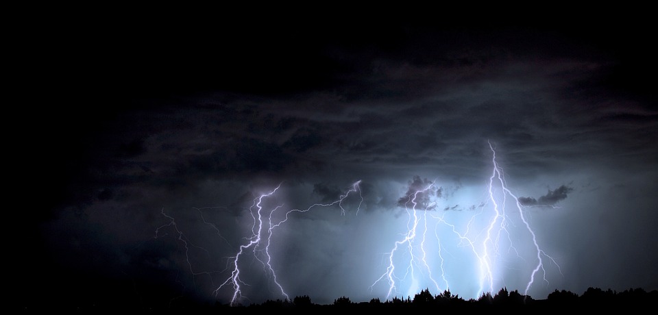 Archivbild: Ein Blitz entlädt sich am späten Abend über der Spree in Richtung Elsenbrücke am Himmel. (Quelle: dpa/P. Zinken)