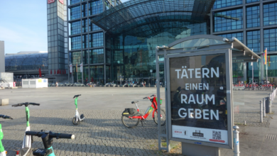 Aktionsgruppe kapert Werbevitrinen in Berlin für Protestkampagne gegen Rammstein-Konzerte