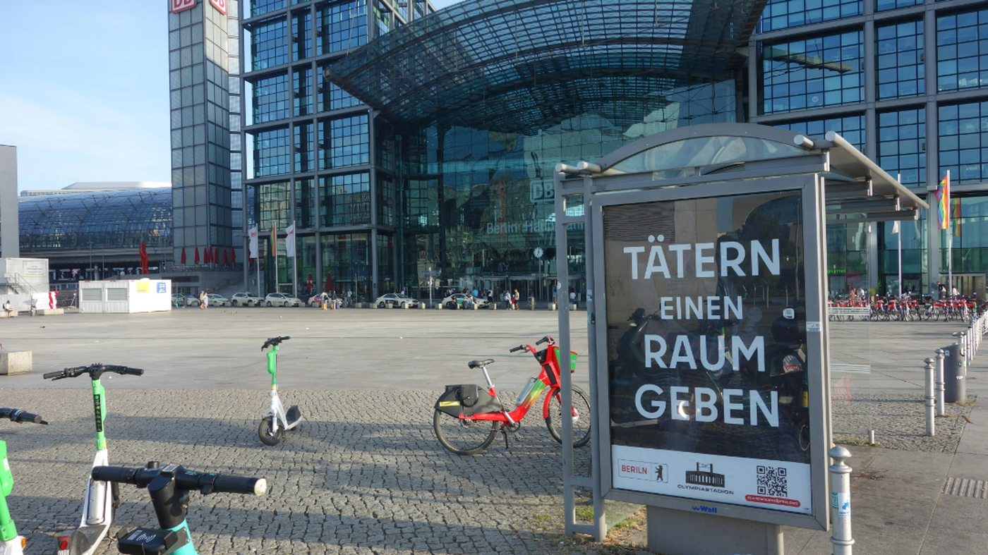 Aktionsgruppe kapert Werbevitrinen in Berlin für Protestkampagne gegen Rammstein-Konzerte