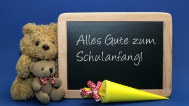 Bezirksstadtrat Alexander Ewers überreicht Beutel für Vorschulkinder