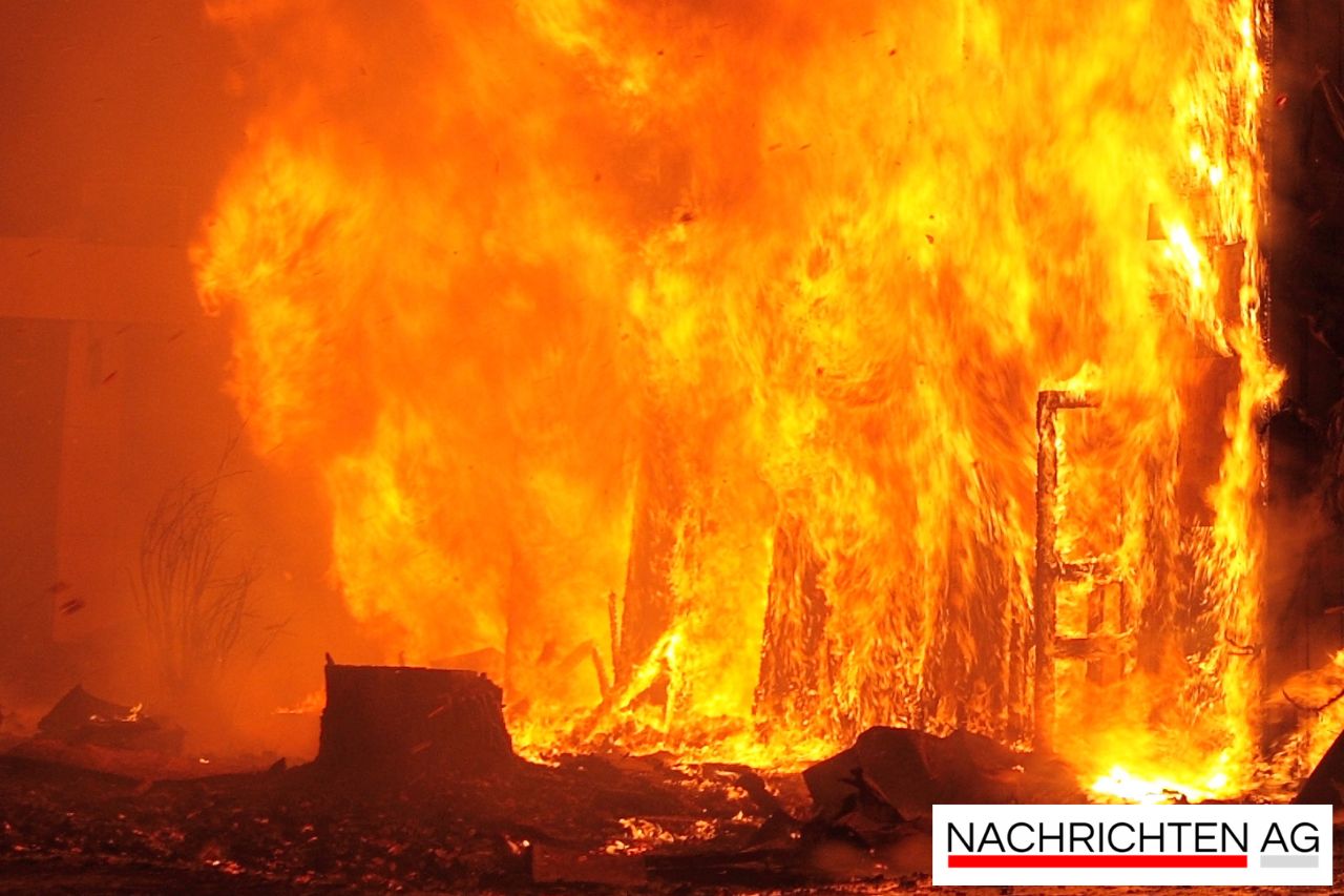 Großbrand in Alt-Hohenschönhausen: Transporter und Autos in Flammen!